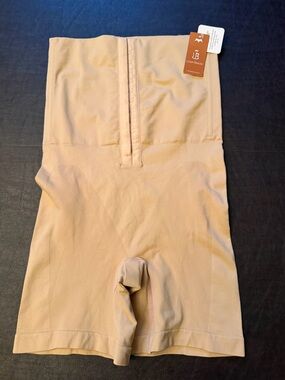 High-Waist Nude Shaping Short - Seamless Control NWT Size M/L